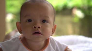 Mutlu yeni doğan genç anne ile yakından