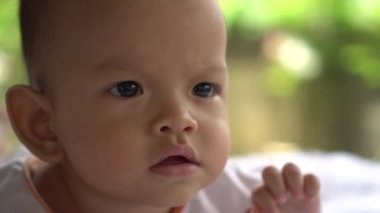 Mutlu yeni doğan genç anne ile yakından