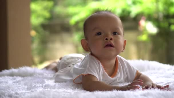 Gelukkig Close Pasgeborene Met Jonge Moeder — Stockvideo