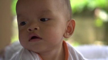 Mutlu yeni doğan genç anne ile yakından