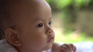 Mutlu yeni doğan genç anne ile yakından