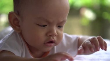 Mutlu yeni doğan genç anne ile yakından