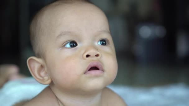 Feliz Close Recém Nascido Com Jovem Mãe — Vídeo de Stock
