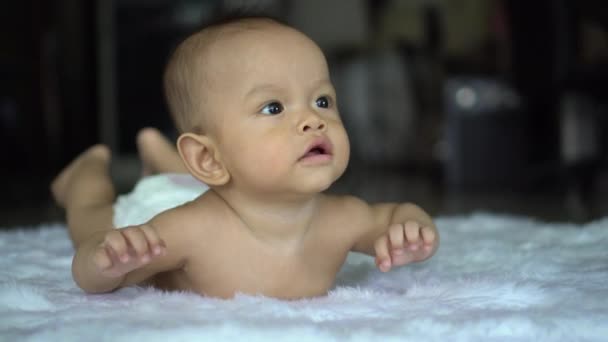 Glad Närbild Nyfödda Som Ung Mamma — Stockvideo