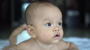 Mutlu yeni doğan genç anne ile yakından