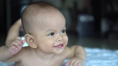 Mutlu yeni doğan genç anne ile yakından