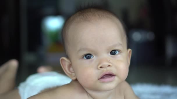 Glücklich Aus Nächster Nähe Neugeborenes Mit Junger Mutter — Stockvideo