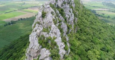 Tayland dağ üzerinde uçan havadan görünümü