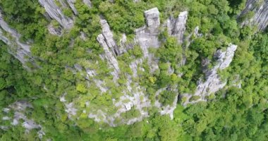 Tayland dağ üzerinde uçan havadan görünümü