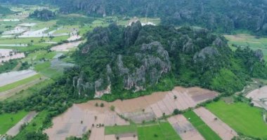 Tayland dağ üzerinde uçan havadan görünümü