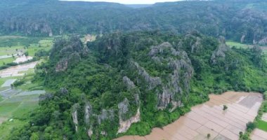 Tayland dağ üzerinde uçan havadan görünümü