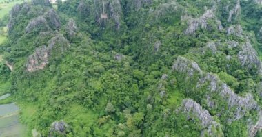 Tayland dağ üzerinde uçan havadan görünümü