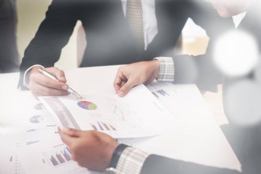 Girişimci iş adamları grup toplantısı. İnsanlar konferansta birlikte oturup notlar alıyorlar. Toplantıda iş belgesine işaret eden eller.