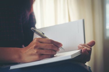 İş kadını fikirlerini deftere yazıyor. Planlama kavramı.