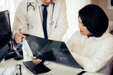 Hastanedeki hastanın röntgen ve röntgen filmlerini çek..