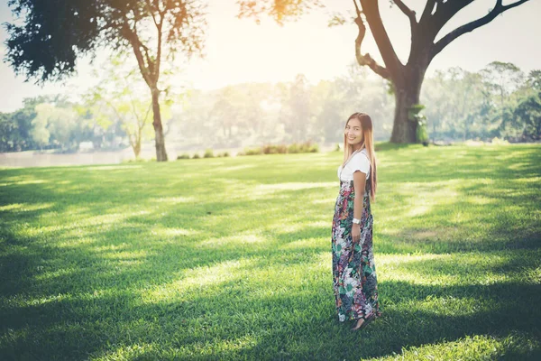 Jeune Femme Marchant Dans Parc Concept Relax — Photo