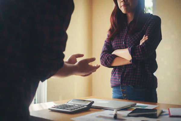 Serious Businessman Explaining Business Planning Business Woman — Φωτογραφία Αρχείου