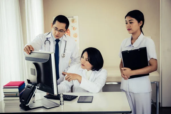 Grupo Médicos Mirando Ordenador Reunión Sala Del Hospital —  Fotos de Stock