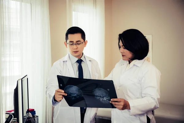 Primer Plano Del Médico Que Sostiene Rayos Radiografía Del Paciente —  Fotos de Stock