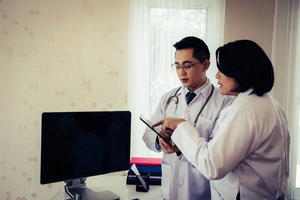 Twee Dokters Praten Werk Tijdens Het Samen Door Tablet Kijken — Stockfoto