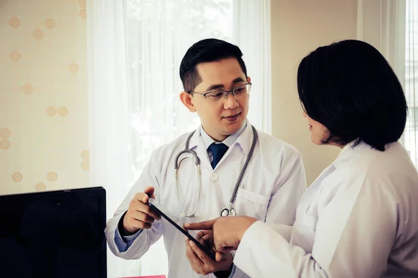 Twee Dokters Praten Werk Tijdens Het Samen Door Tablet Kijken — Stockfoto