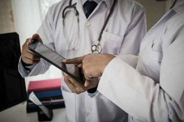 Primer Plano Dos Doctores Discuten Trabajo Mientras Miran Través Tableta —  Fotos de Stock