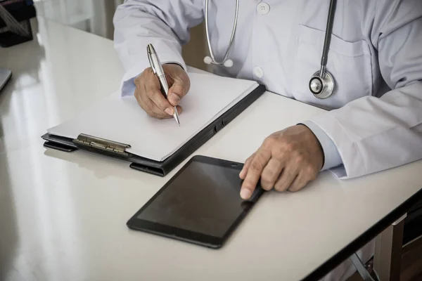 Close Doctor Hands Está Trabajando Sus Informes Documentos Lugar Trabajo —  Fotos de Stock