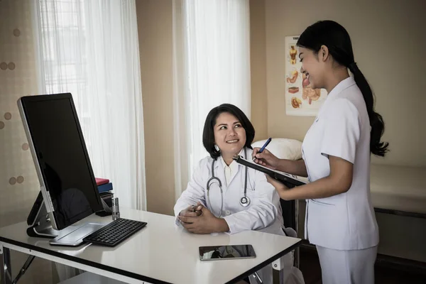 Enfermera Consultoría Sobre Documento Médico Lugar Trabajo —  Fotos de Stock