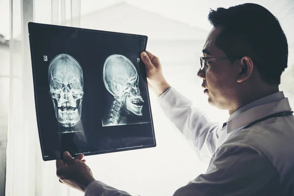 Primer Plano Del Médico Que Sostiene Rayos Radiografía Del Paciente —  Fotos de Stock