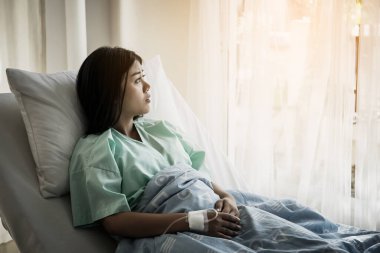 Hasta kadın hastane yatağında yatıyor..