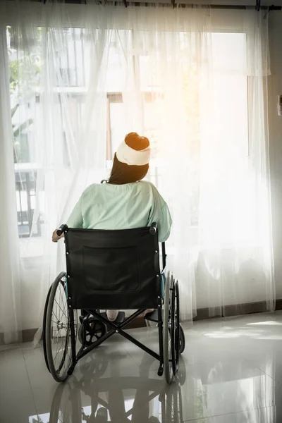 病院の患者室で車椅子に座っている若い女性 — ストック写真