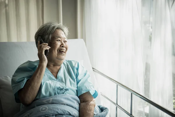Paciente Femenina Hablando Por Teléfono Mientras Está Acostada Cama Hospital —  Fotos de Stock