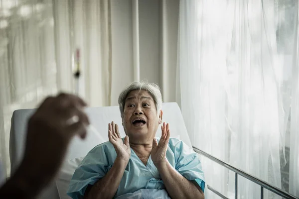 高齢患者は 針を恐れている彼女の治療をしたくない — ストック写真