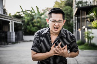 Dışarıda kalp krizi geçiren genç adamın yardıma ihtiyacı var..