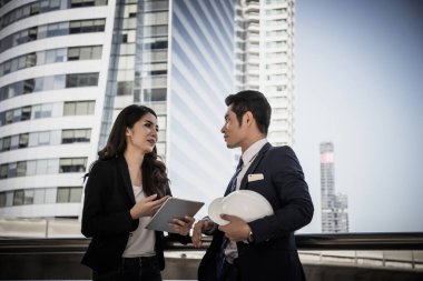 İş arkadaşları tabletteki işlere birlikte baksınlar..