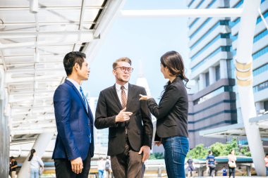 İş ortağı ofis önünde buluşurken el sıkışıyor ve gülümsüyor. İş ve başarı kavramı.