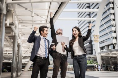 İki ortak yöneticiyle yapılan toplantıda iş adamı projede başarılı oldu.