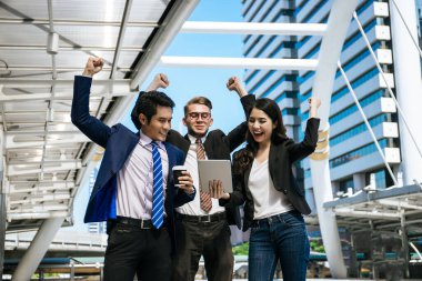 İki ortak yöneticiyle yapılan toplantıda iş adamı projede başarılı oldu.