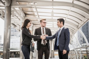 İş arkadaşlarıyla el ele tutuşun Kavram