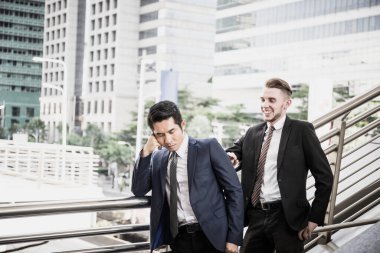 Düşünmek ve stresle çalışmak yerine genç bir iş adamı hayal kırıklığına uğramış gibi davranmak..