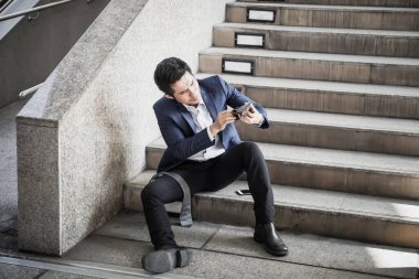 Düşünmek ve stresle çalışmak yerine genç bir iş adamı hayal kırıklığına uğramış gibi davranmak..