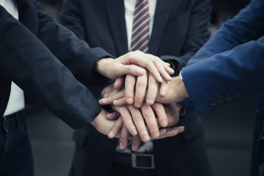 İş ortakları grubu ellerinizi birleştirin. İş adamları el ele tutuşuyor.. 