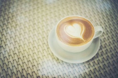Kalp şeklinde süt köpüklü Latte sanat kahvesi.
