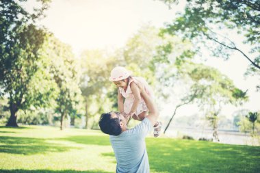 Babası kızını mutlu bir aileye karşı fırlatıyor..
