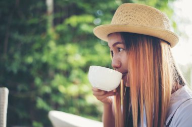 Kafede kahve içen kadın.