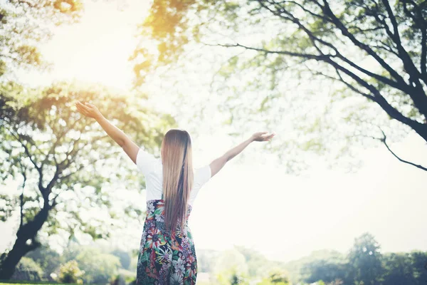 Glückliche Frau Park Sommer Mit Offenen Händen Relax Zeit Und — Stockfoto