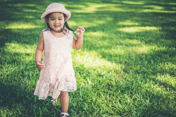 Petite Fille Marchant Seule Dans Parc Une Forêt — Photo