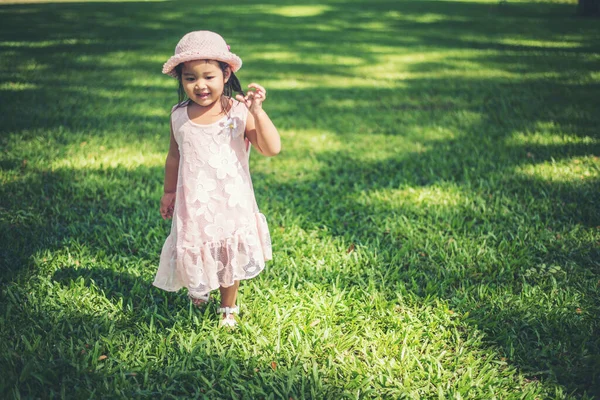 Petite Fille Marchant Seule Dans Parc Une Forêt — Photo