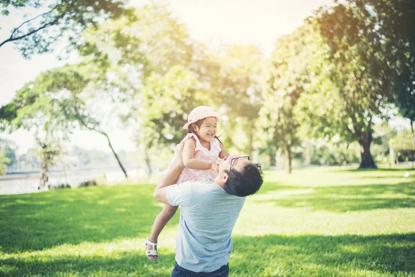 Babası kızını mutlu bir aileye karşı fırlatıyor..