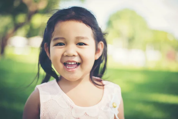 Πορτρέτο Του Μικρού Κοριτσιού Χαμογελώντας Δείχνει Χαρούμενος Στο Πάρκο — Φωτογραφία Αρχείου